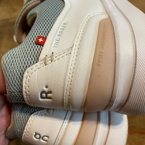 Women’s size 10 white leather The Roger On Cloud shoes